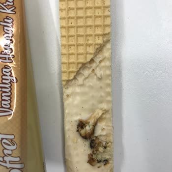 Ülker Deluxe Vanilyalı Gofretin İçinden Çıkan Siyah Parça