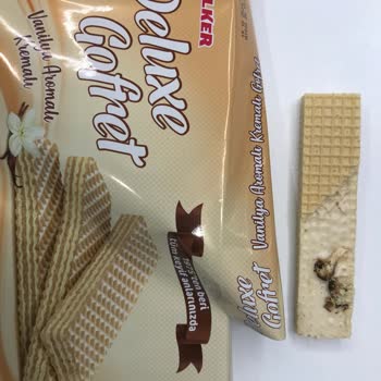 Ülker Deluxe Vanilyalı Gofretin İçinden Çıkan Siyah Parça