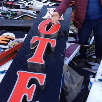 İbb - İstanbul Büyükşehir Belediyesi Zabıtaları Tabelamı Parçalamışlar