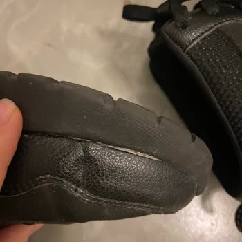 Skechers İmalat Hatasından Dolayı İki Tarafta Da Açılma