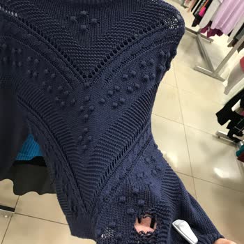 LC Waikiki Outlet Mağazada Yırtık Kazak