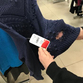 LC Waikiki Outlet Mağazada Yırtık Kazak