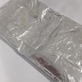 Yarım Paketlenmiş Ve Paramparça Nestle Çikolata Hayal Kırıklığı