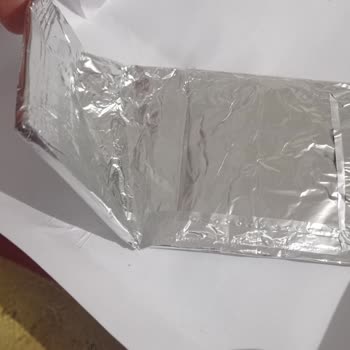 Yarım Paketlenmiş Ve Paramparça Nestle Çikolata Hayal Kırıklığı
