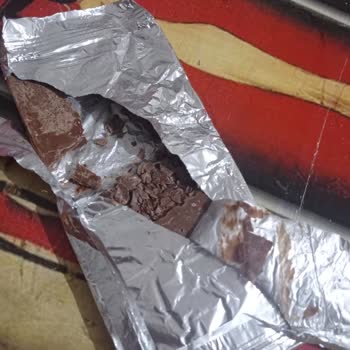 Yarım Paketlenmiş Ve Paramparça Nestle Çikolata Hayal Kırıklığı