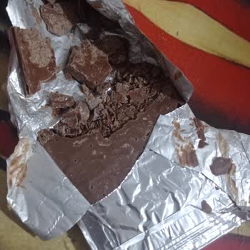 Yarım Paketlenmiş Ve Paramparça Nestle Çikolata Hayal Kırıklığı