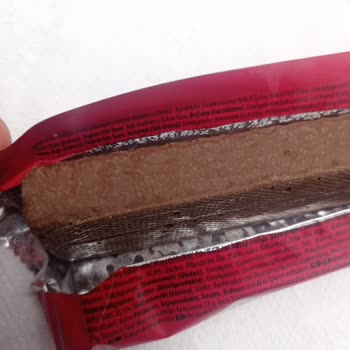 Eti Gıda&nbsp; Çikolatalı Gofret Üzerinden Küçük Beyaz Kabarcıklar