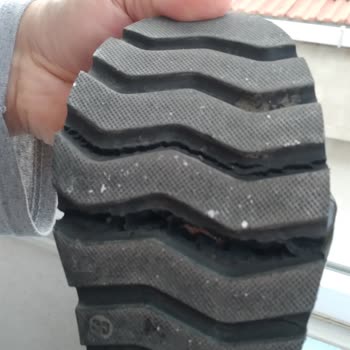 Yeşil Kundura Tabanların İkisi De Yarılması