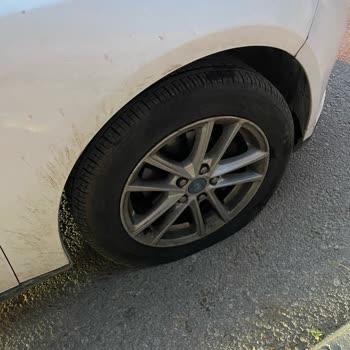 Denizli Büyükşehir Belediyesi Kaldırım Boyu Rögar Kapağı Yapmışlar Lastiğim Yarıldı