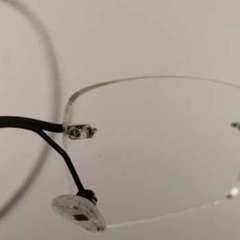 Atasun Çerçevede Ve Camda Oluşan Çizikler