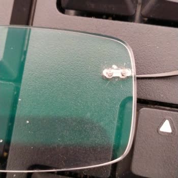 Atasun Çerçevede Ve Camda Oluşan Çizikler