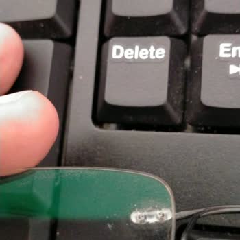 Atasun Çerçevede Ve Camda Oluşan Çizikler