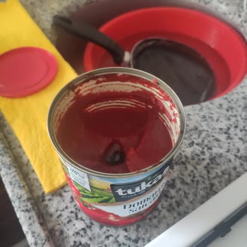 Tukaş Domates Salçası İçinde Siyah Delik Var