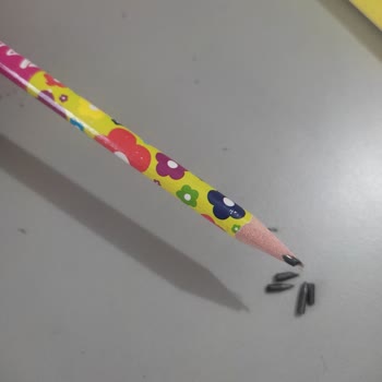 Adel Kalemcilik Adel Marka Kurşun Kalem Ucu Kırılması