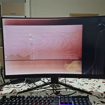 MSI Türkiye Monitörün İç Ekranı Çatladı, Hasar Yok Fakat Garanti Kabul Edilmiyor.