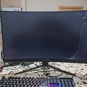 MSI Türkiye Monitörün İç Ekranı Çatladı, Hasar Yok Fakat Garanti Kabul Edilmiyor.