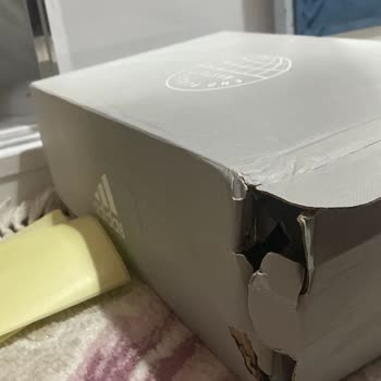 Koray Spor Tarafından Paramparça Gelen Ayakkabı Kutusu.
