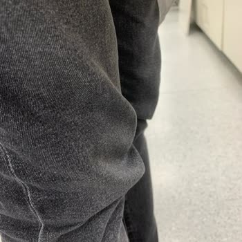 Mavi Kot Pantolon Diz Yapıyor