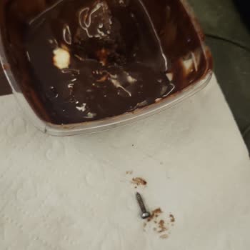 Baklava Durağı Tatlıdan Çıkan Çivi!