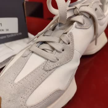 Süper Step New Balance Ayakkabının Deri Kırılması