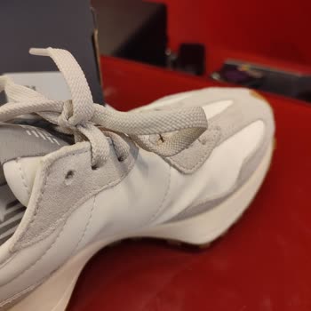 Süper Step New Balance Ayakkabının Deri Kırılması