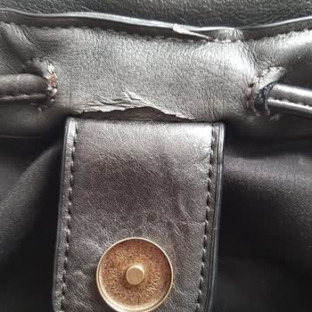 Derimod Marka Sırt Çantasının Derileri Dökülüyor