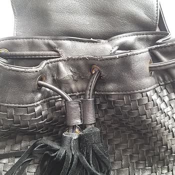 Derimod Marka Sırt Çantasının Derileri Dökülüyor