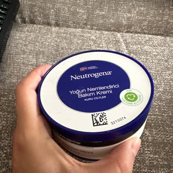 Neutrogena El Kreminin Kir Gibi Pis Bir Şekilde Topaklanıp Dökülmesi