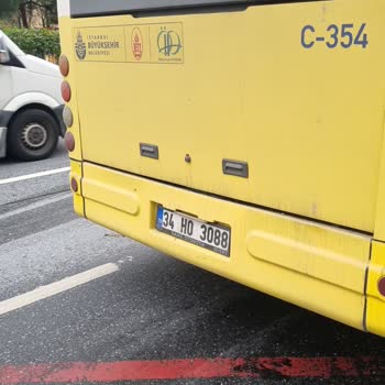 İBB - İstanbul Büyükşehir Belediyesi Otobüs Yolcuyu İndirdi