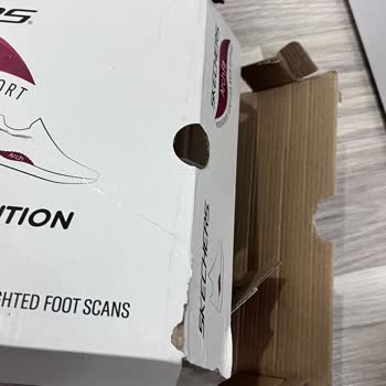 Skechers Yırtık Gönderilen Ayakkabı Kutusu Ve Ufak Hasar Almış Ürün