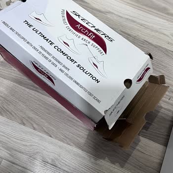 Skechers Yırtık Gönderilen Ayakkabı Kutusu Ve Ufak Hasar Almış Ürün