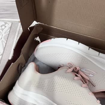 Skechers Yırtık Gönderilen Ayakkabı Kutusu Ve Ufak Hasar Almış Ürün
