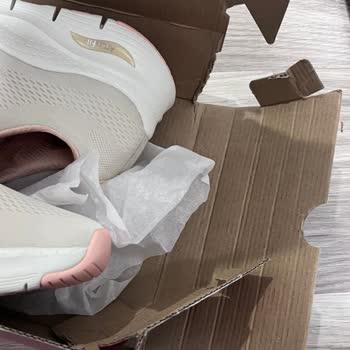 Skechers Yırtık Gönderilen Ayakkabı Kutusu Ve Ufak Hasar Almış Ürün