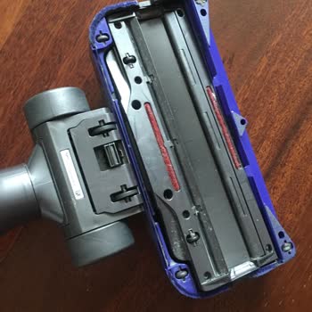 Dyson Kablolu Elektrik Süpürgesi Ve V8 Başlığı Ve Bataryası