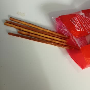 Ülker Çubuk Kraker Yanmış Ürün Satıyor