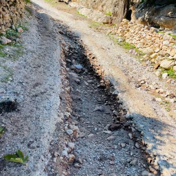 Karayolları Genel Müdürlüğü Bizim Köyün Yolu Çukurlu Bu Halde Acil Yardım