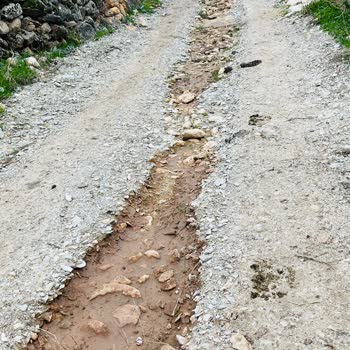 Karayolları Genel Müdürlüğü Bizim Köyün Yolu Çukurlu Bu Halde Acil Yardım