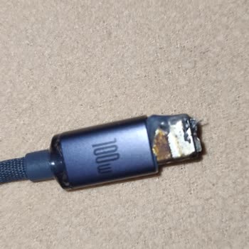 Baseus 100W TYP-C Kablo Ucu Ve Cihazımın Girişi Eridi