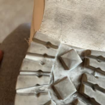 LC Waikiki Sadece Birkaç Kez ( Maksimum 10) Giydiğim Botun Yırtılmadı.