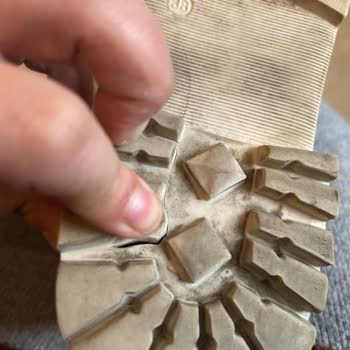 LC Waikiki Sadece Birkaç Kez ( Maksimum 10) Giydiğim Botun Yırtılmadı.