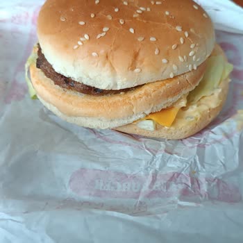 Saloon Burger Soğuk Ve Özensiz