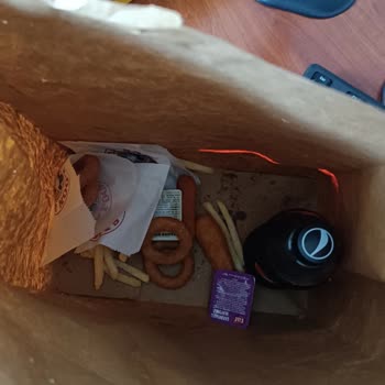 Saloon Burger Soğuk Ve Özensiz