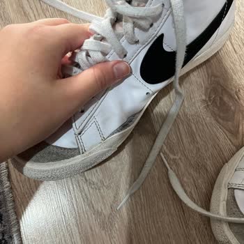 Nike Spor Ayakkabının Yanları Açıldı