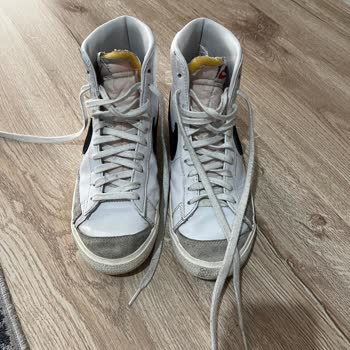 Nike Spor Ayakkabının Yanları Açıldı