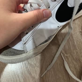 Nike Spor Ayakkabının Yanları Açıldı