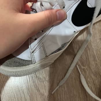 Nike Spor Ayakkabının Yanları Açıldı