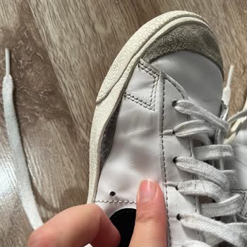 Nike Spor Ayakkabının Yanları Açıldı