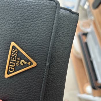 Guess Cüzdanımın Kendi Kendine Soyulması