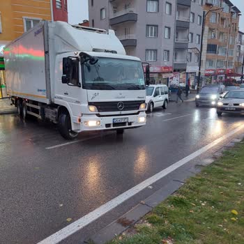 Tarım Kredi Kooperatif Market Sevkiyat Kamyonunun Yolu Kapatması Ve Şoför Sorumsuzluğu