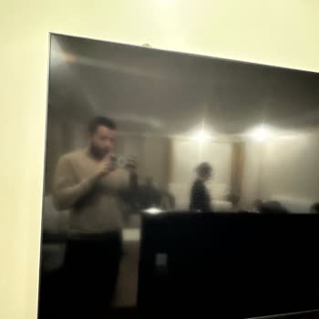 Massive Screen Panel on the Samsung 75CU8500 TV Is Unresponsive